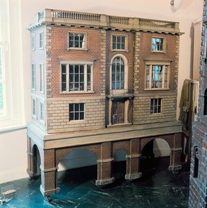 Engels balustrade poppenhuis met balkon, c.1775